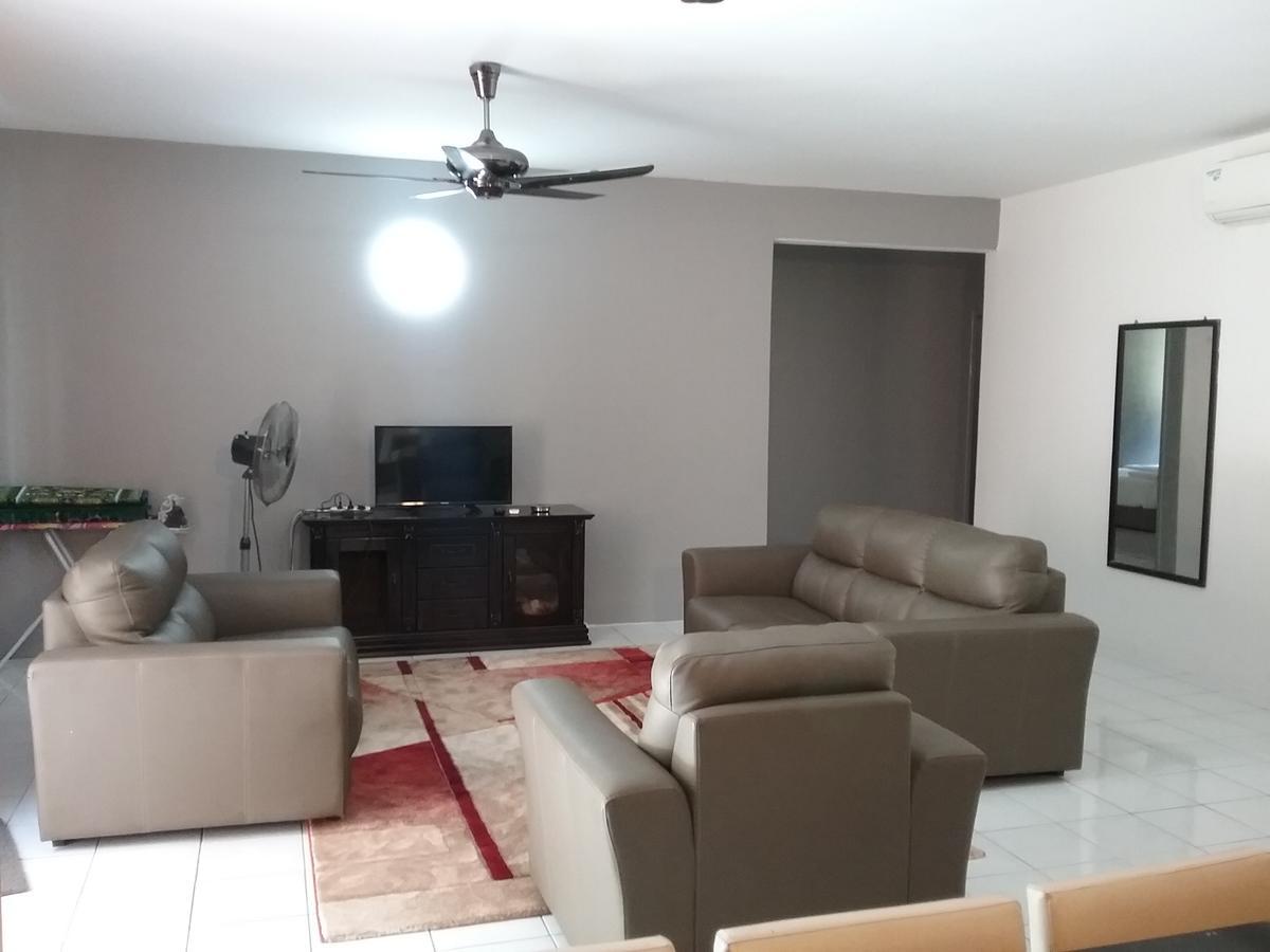 Anjung Homestay Сепанг Екстериор снимка